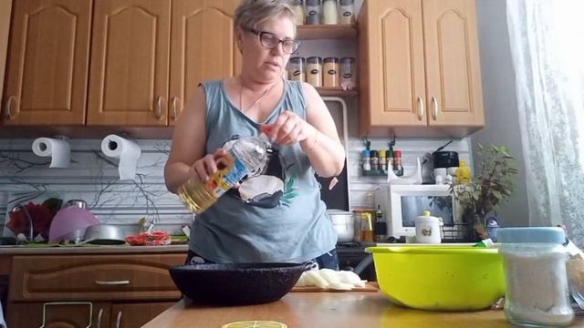 минтай с луком в собственном соку