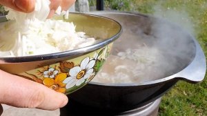 Шурпа из баранины в казане на огне