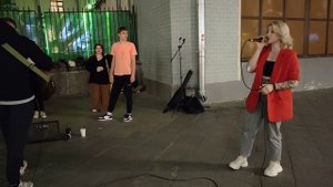 IOWA — Улыбайся - песню исполнили на Никольской улице молодая девушка и гитарист OPTIMIST #Moscow