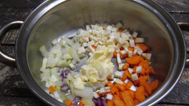 Молочный суп с яйцом и перловкой