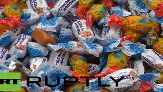 В Донецке растоптали конфеты Порошенка! Новости Украины сегодня смотреть онлайн