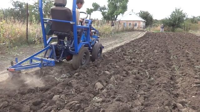 Опять испытания плуга. Вспашка огорода минитрактором смотреть онлайн
