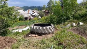 Бассейн для детей из покрышки трактора.