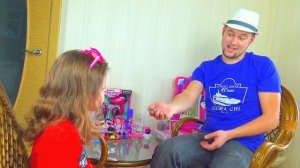 Милана и папа играют в салон красоты