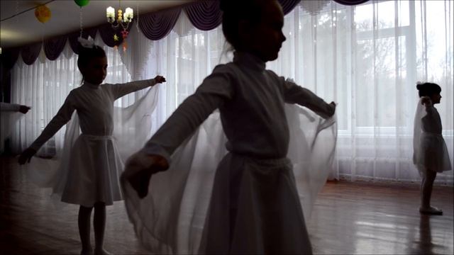 ТАНЕЦ НА ДЕНЬ ПОБЕДЫ В ДЕТСКОМ САДУ "ПТИЦЫ БЕЛЫЕ" смотреть онлайн