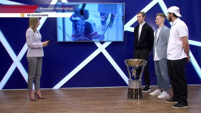 Игроки МХК «Чайка» вместе с завоеванным Кубком Харламова приехали в гости в нашу редакцию