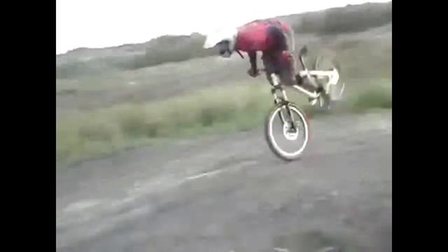 Неуклюжии падения с велосипеда!! :)) смотреть онлайн