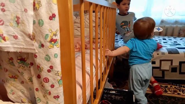Младшие играют. Назар учится ходить. смотреть онлайн