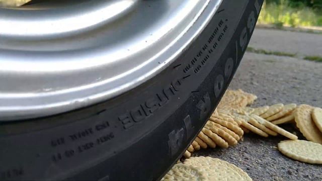 МАШИНА ДАВИТ ПРЕДМЕТЫ. ПОД КОЛЕСОМ.ЭКСПЕРИМЕНТ: МАШИНА sv ШАРИКИ С ВОДОЙ смотреть онлайн