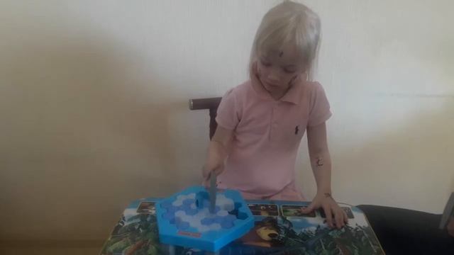 Полинка - Мандаринка играет в игру, ПИНГВИН на льдине)))) смотреть онлайн