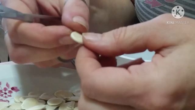 Чищу семечки)) пеку хлеб.. смотреть онлайн