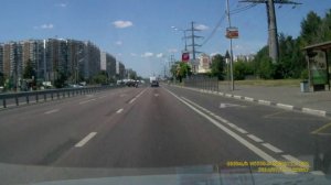 Ребенок выбегает на проезжую часть дороги.