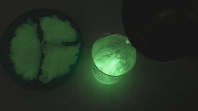 ? ВЕЧНЫЙ ФОНАРИК из пластиковой бутылки! Очень полезный эффект у люминофора Игорь Белецкий