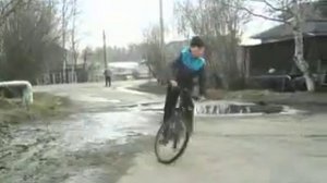 Встать на велосипеде на дыбы.