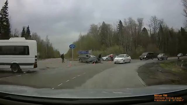 Автовоз протаранил легковушку и снес ворота парк-отеля Морозовка (п.Менделеево)
