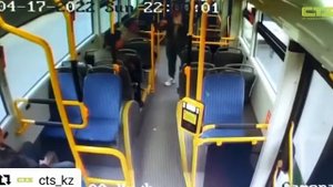 Пьяный пассажир разбил стекло в автобусе