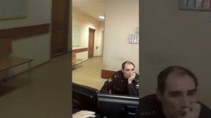 Я со сломаной рукой пришла в Железнодорожный районный суд г Воронежа.