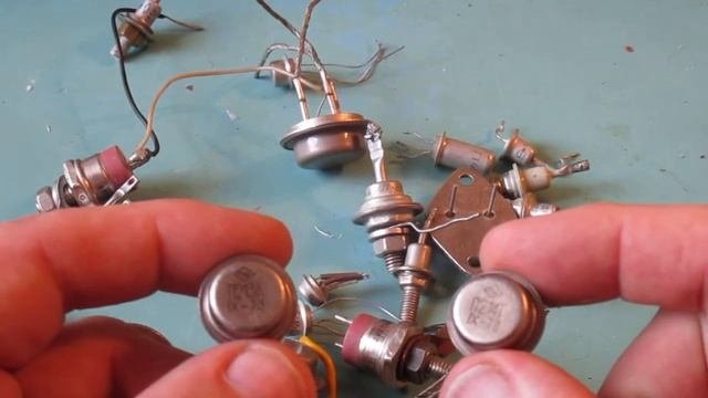 Транзисторы сделаны в СССР для усилителей звука.