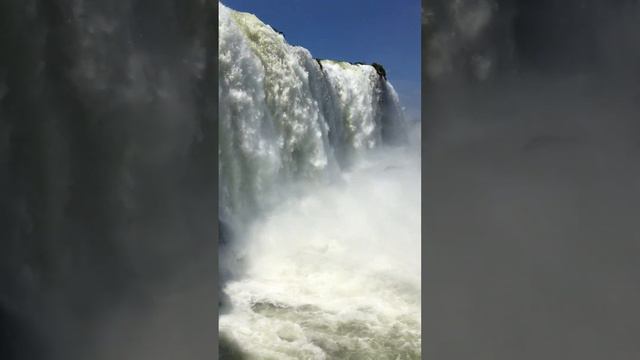 Водопад «Глотка дьявола», вид со стороны Бразилии. Это самый мощный водопад среди водопадов Игуасу