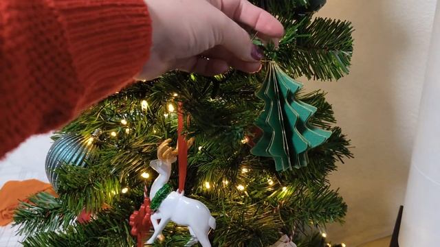 ВМЕСТИЛИ БОЛЬШУЮ ЁЛКУ В МАЛЕНЬКУЮ КОМНАТУ|Наряжаю елку к Новому Году 2023|Бюджетный новогодний деко смотреть онлайн