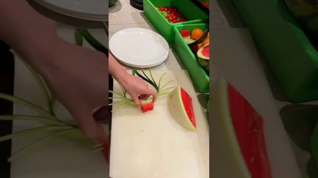 Красивая нарезка арбуза и дыни. смотреть онлайн