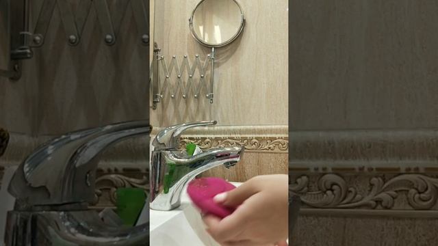 уход за волосами и за лицом . мою голову .