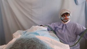 Выпускаю дамочке ГАЗИКИ. Не знаю что можна было съесть -такая дикая  вонь.?Доктор чуть не задохнулс