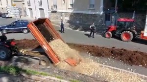 Французские фермеры бастуют против нехватки воды! вываливая навоз и камни возле Ле Вигана