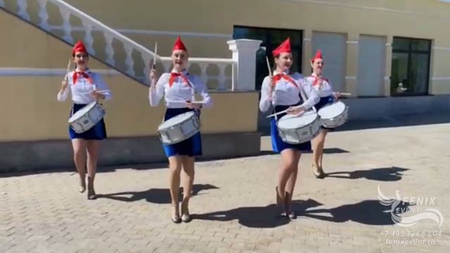Заказать ансамбль барабанщиц на праздник в Москве - барабанщицы на встречу гостей - номер Пионеры