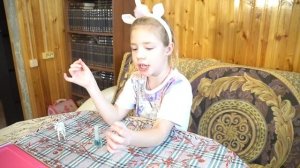 Девочка красит ногти лаком