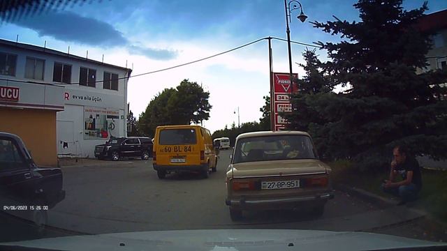 СБОКУ МИКРОАВТОБУС ПРИСОСАЛСЯ НУ КАК МЁДОМ НАМАЗАНО ЧТО ЛИ смотреть онлайн