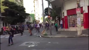В Сан-Паулу автомобиль въехал в группу скейтбордистов