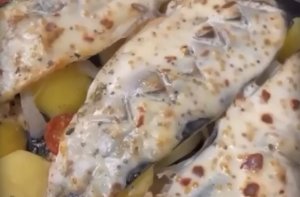 Скумбрия с картофелем .