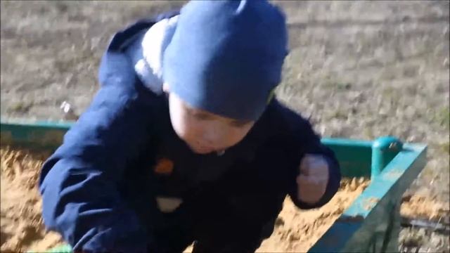 Денёк в песочнице.Играем с грузовиком.Игрем машинками.Playing in the sand смотреть онлайн