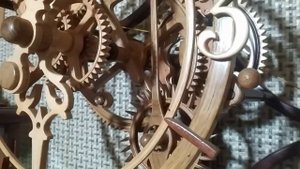 Настенные часы с лунным календарем.