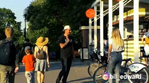ПРАНК ДЕВУШКА СЕЛА НА ЛИЦО РЕАКЦИЯ ЛЮДЕЙ
