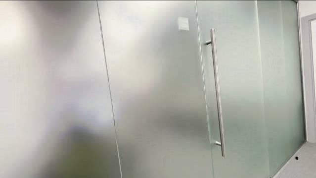 Монтаж матовых цельностеклянных перегородок в офисном помещении