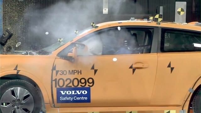Volvo C30 Electric - Crash Test (by www.caroto.gr) смотреть онлайн