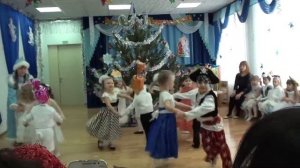 пляшут белки, скачут зайцы.