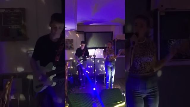Bette Davis eyes (Gig at the Queen’ arms) смотреть онлайн