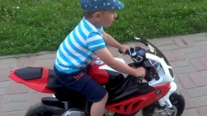 Ребенок на мотоцикле BMW S1000RR весело проводит время. Как кататься ребенку на мотоцикле. Обзор.