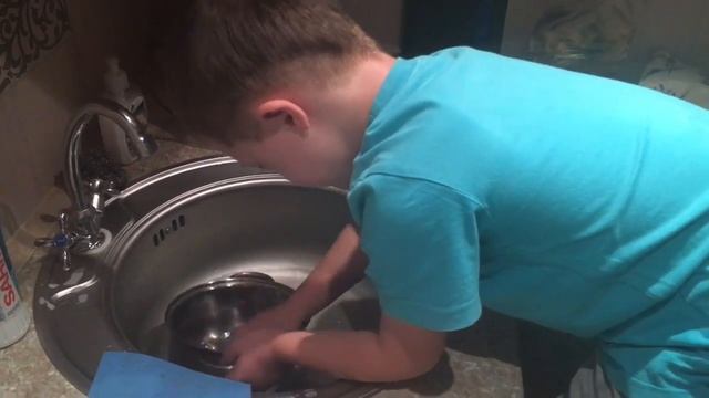 Мой маленький помощник/Урок по правильному мытью посуды))) смотреть онлайн