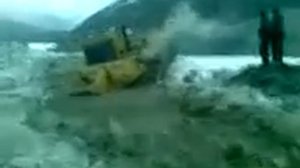 как тонет бульдозер. Северо--Эвенск.