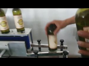 AU-R-200  Автоматическая этикетировочная машина для круглых бутылок