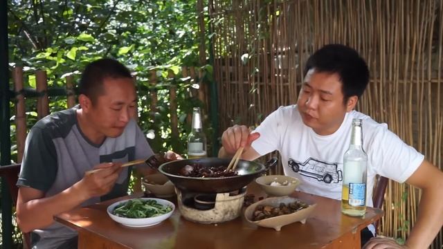 【美食合集】大哥抓一隻鴨，二弟做“乾鍋鴨”，肥而不膩下酒吃真過癮｜Mukbang【鐵鍋視頻】