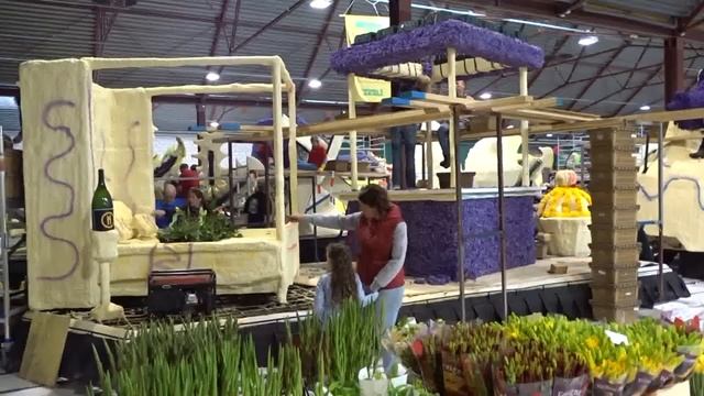 Подготовка к параду цветов в Голландии смотреть онлайн