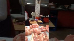 колхозный рынок Красноярск не берите у  этого продавца мясо обманет