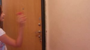 Crazy девочка разбивает телефон!