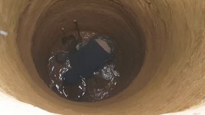 Как спускаються в колодец при копке колодца