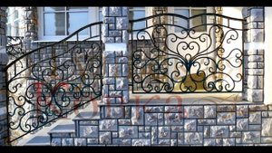 Кованые перила для лестницы на улице